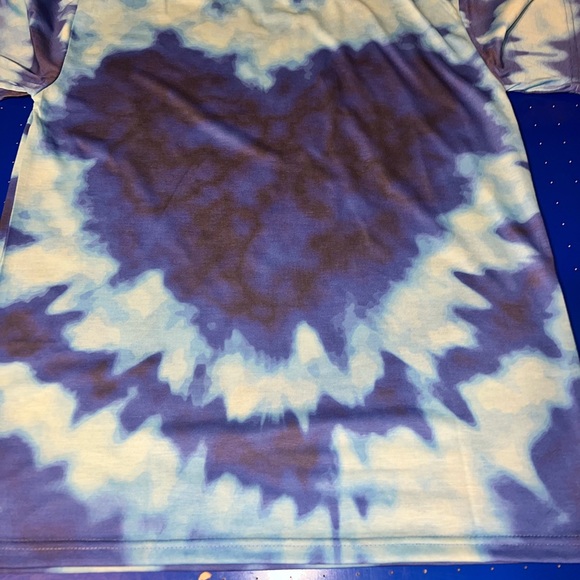 Carrie shirt and keychain - Picture 3 of 7